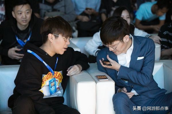 穿越火线ak无影和m4雷神哪个强,穿越火线ak47无影最初样子