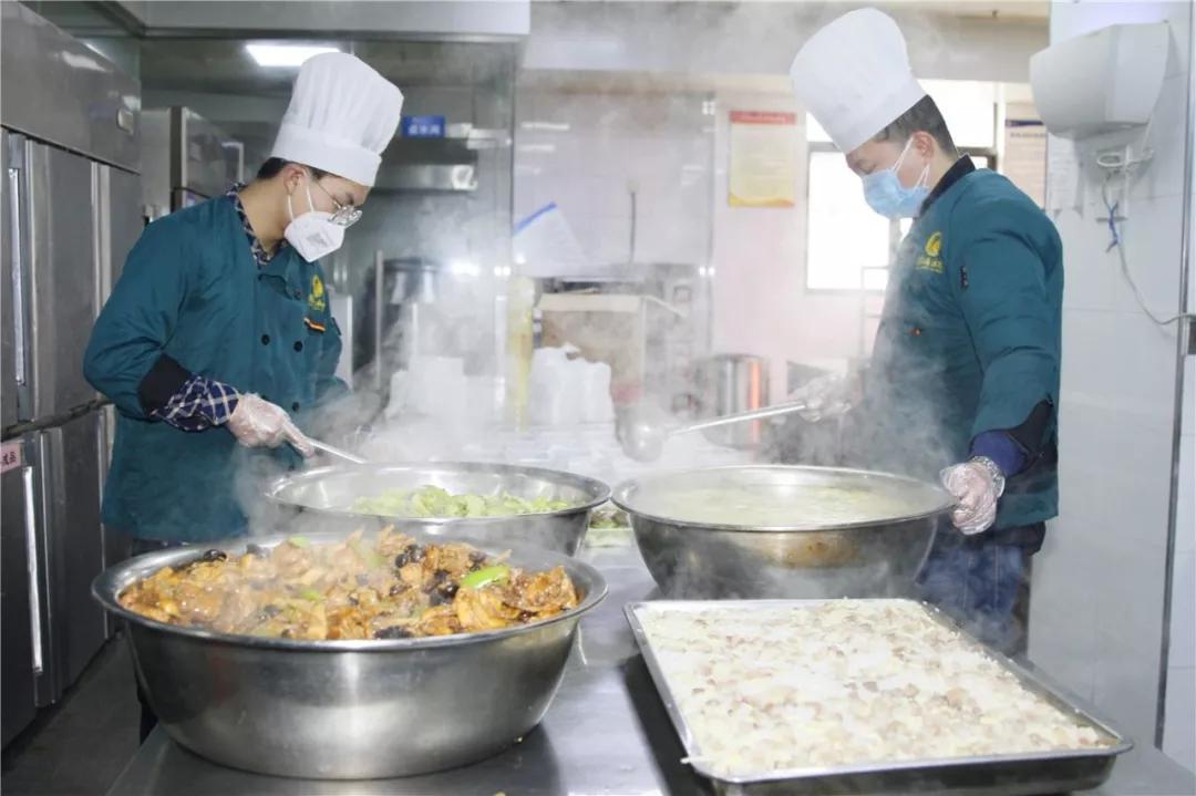 南浔这家企业每天向卡点送去150多份爱心餐