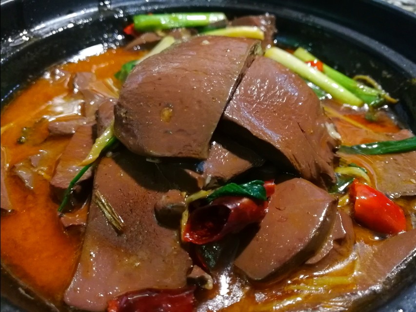 深夜郑州8男2女躲在花园路北环桥头，吃丹江翘嘴鲌，喝方城木瓜酒