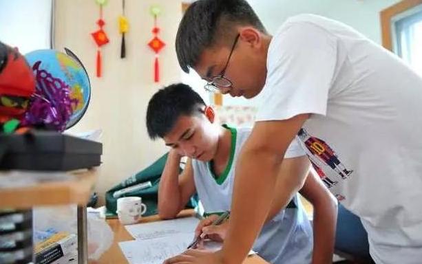 贫困生穿名牌领助学金校方回应,贫困生穿名牌是否取消助学金