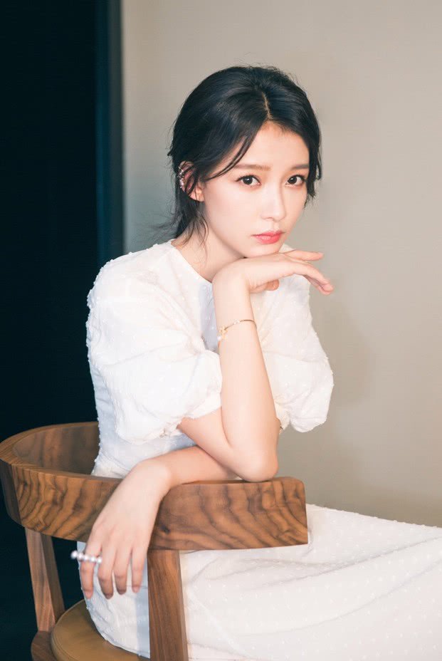 孙怡是认真的吗，竟在脚上画2根红线来代替鞋子？令人笑喷了