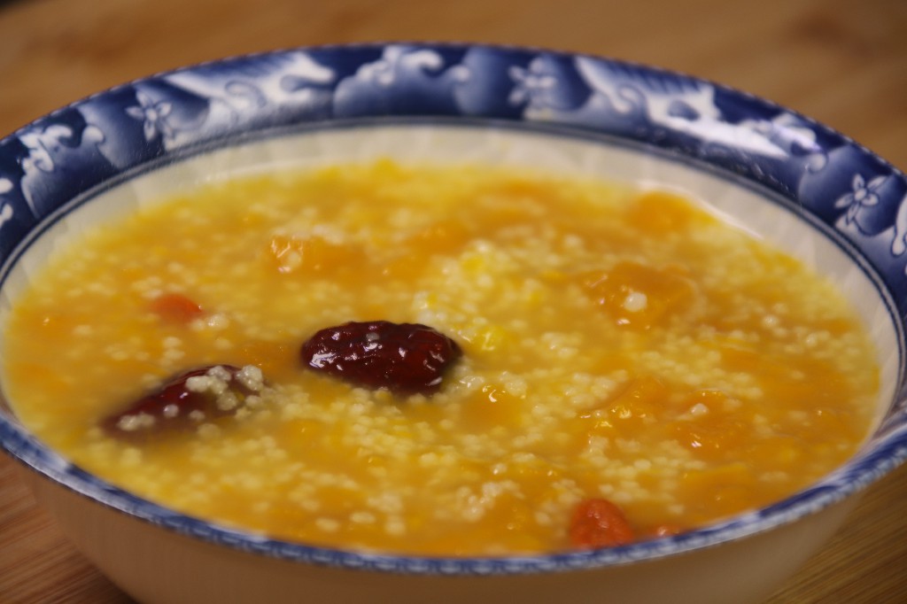 做小米南瓜粥时，多加这一步，小米粥浓稠又香甜，天凉了来一碗