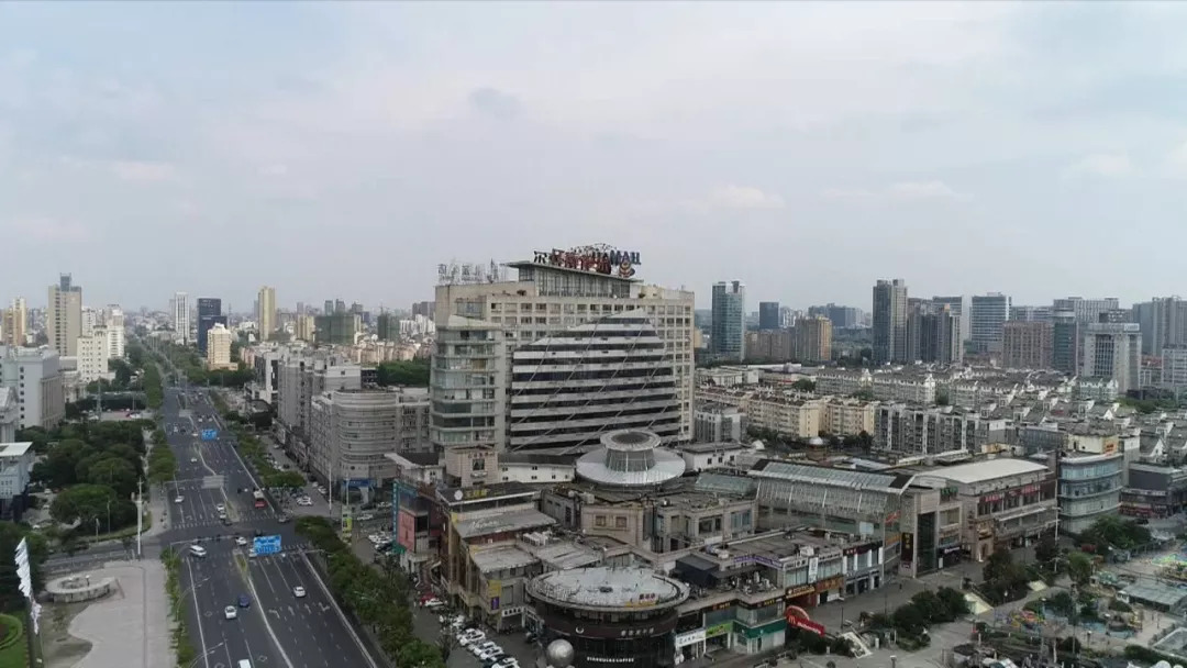 嘉兴江南摩尔夜晚灯光璀璨,曾经繁华地方