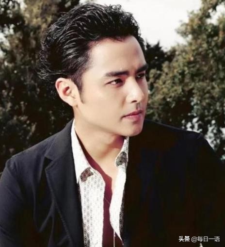 明道抱娃出游父爱爆棚,明道官宣当爸爸照片