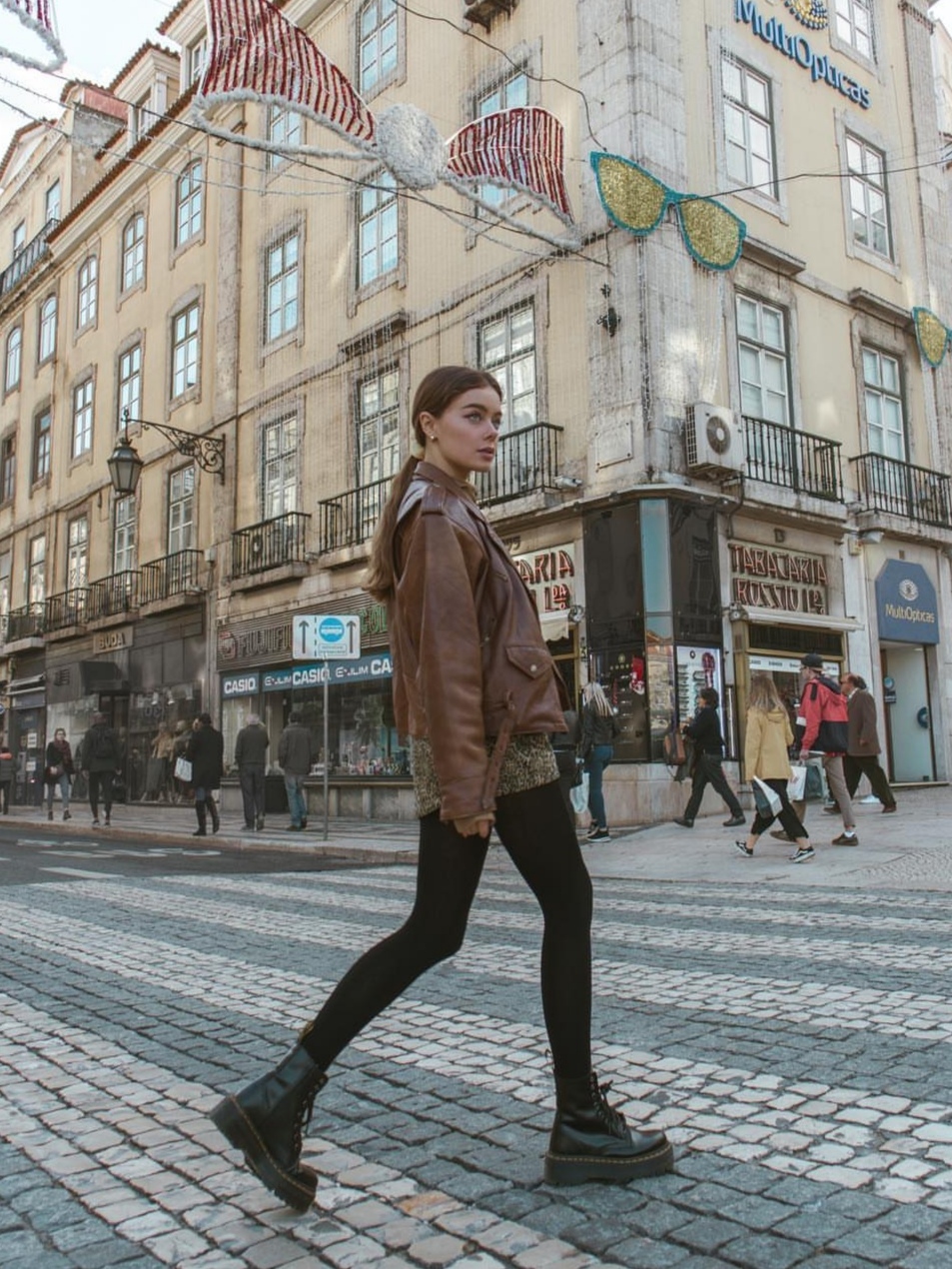 适合矮个子穿的马丁靴百搭款,卡其色马丁靴秋天搭配微胖女