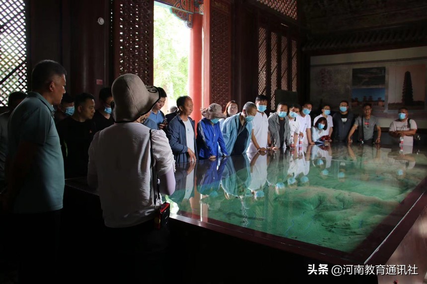 焦作四中组织*党**员教师到武陟县嘉应观、人民胜利渠开展*党**日活动