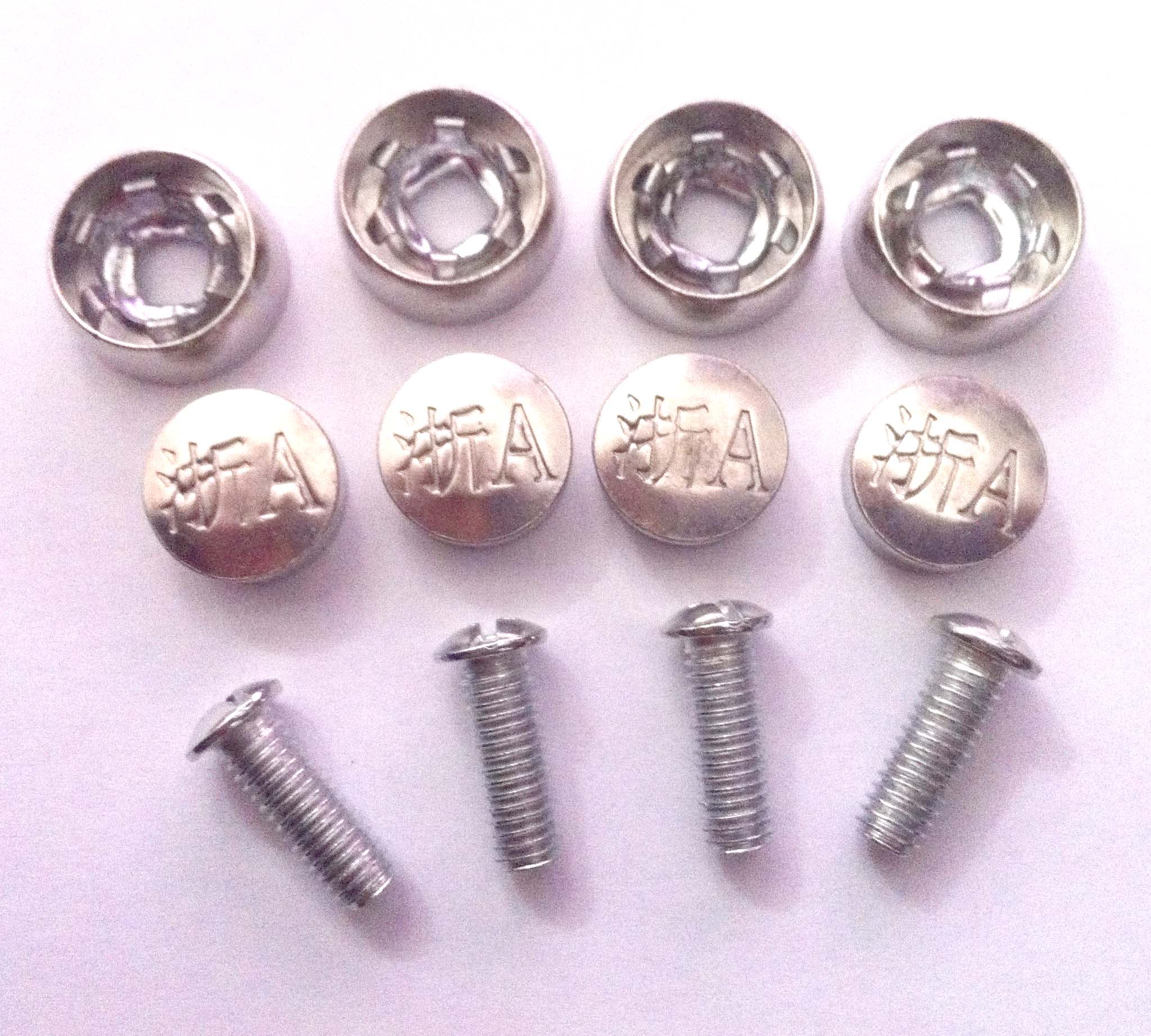 机动车号牌安装两个螺丝如何处罚,新车车牌上两个螺丝违规吗