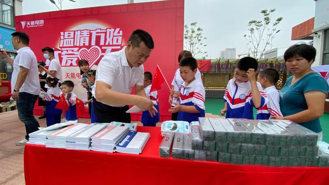 大手拉小手志愿者活动记录表照片,大手牵小手志愿者活动图片