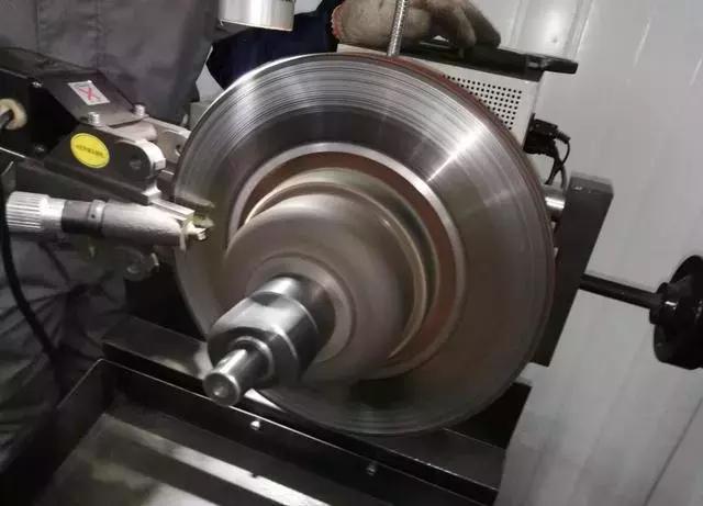 刹车一踩abs就启动是什么原因,深踩刹车abs立马启动