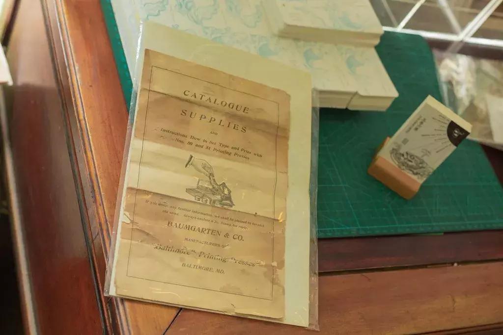 独此一家，机器跨越百年，户部山上的这家小店印出家乡生活的墨迹