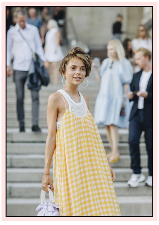 今年流行的简约风穿搭,简约时尚格子衣