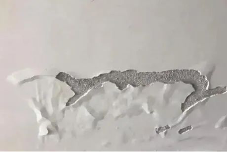 墙面泛碱脱落和受潮区别,墙面泛黄起碱什么原因