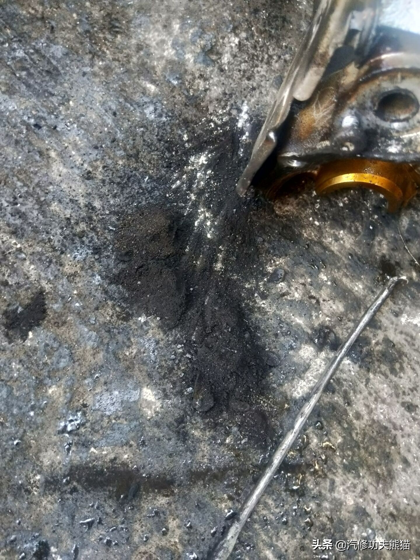 16款奥迪a6l2.5自吸发动机漏油,奥迪a6l2.4免拆烧机油处理靠谱吗