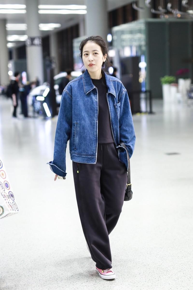 周雨彤最新穿衣搭配,周雨彤减龄穿衣搭配