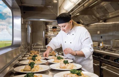 你以为火车只有泡面盒饭？火车文化的精髓，是堪比米其林的美食啊