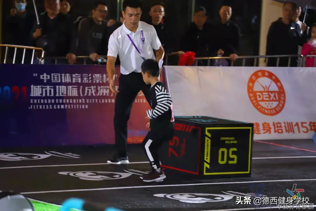 燃爆体能赛现场的，除了爆燃的体能咖，还有德西这支神秘的队伍