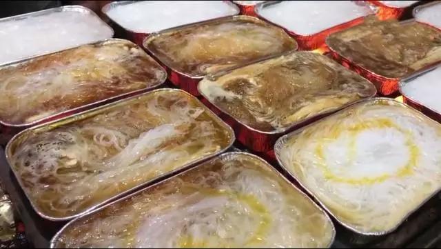 95后夫妻摆摊卖烧烤,95后夜市夫妻档一天收入9000元