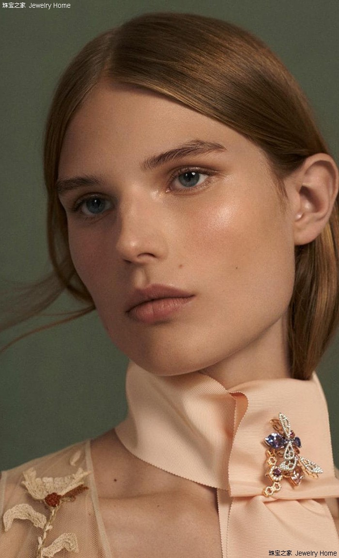 一大一小的胸针的正确戴法,一枚胸针穿出高级感