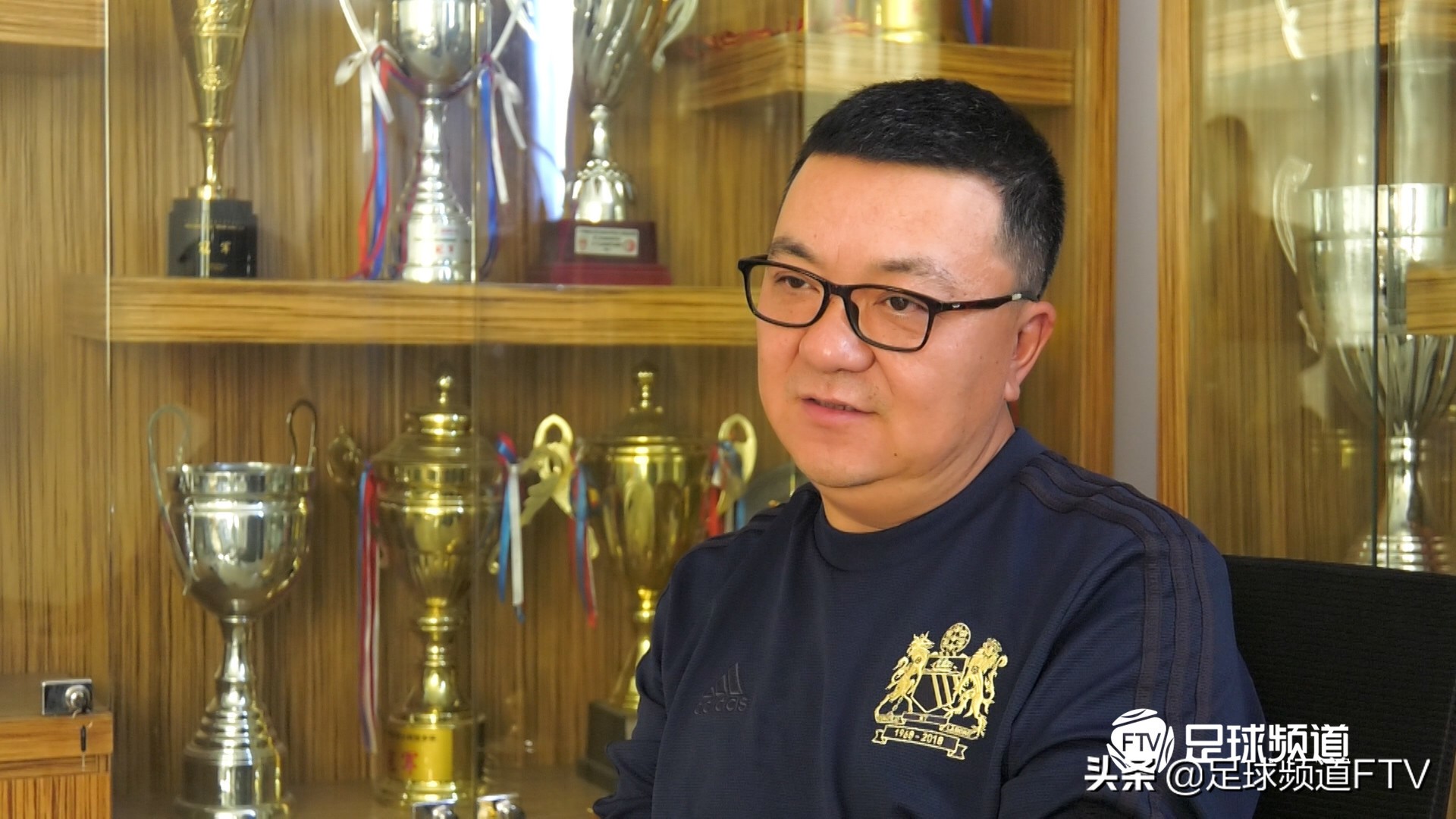 体育评论员董路,董路带领足球小将走进赛场