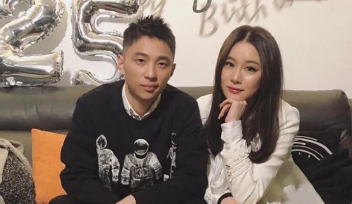 前国脚范志毅女儿给网红当主持，裙子吸睛，与爸爸三婚妻子似闺蜜