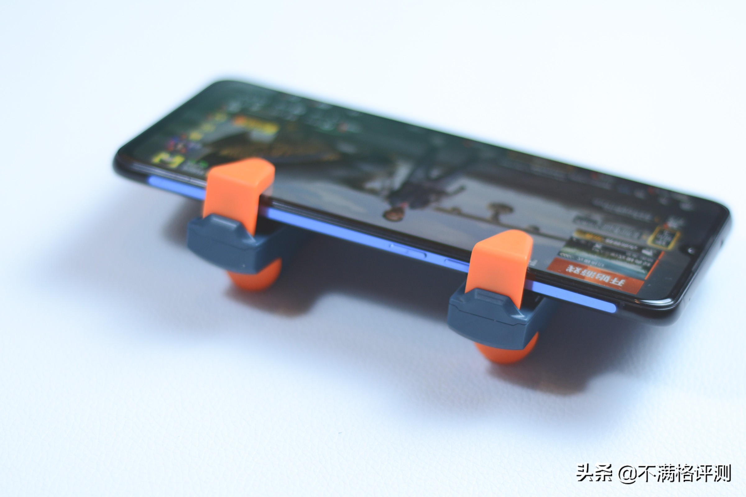 北通J1手游按键：打火机一样大小，用它玩吃鸡，SKS秒变AK47