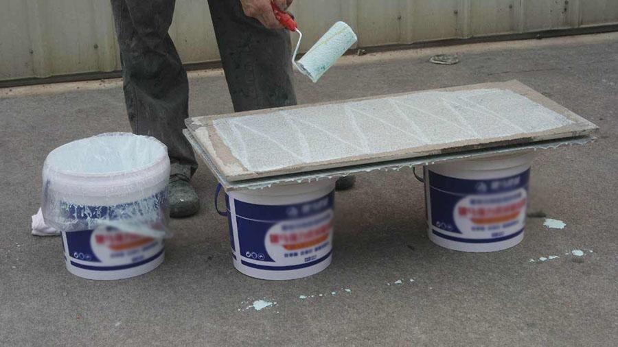 铺地暖的地砖非要刷瓷砖背胶吗,师傅说地砖刷背胶