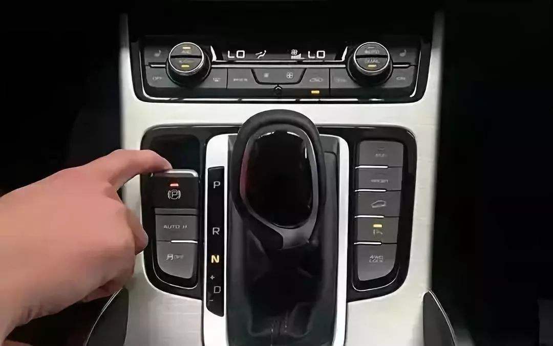 汽车在行驶中突然拉手刹会怎么样,汽车行驶中突然拉电子刹车伤车吗