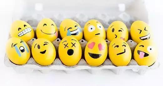 鸡蛋壳托盘手工作品创意,鸡蛋壳手工制作创意粘贴墙面画