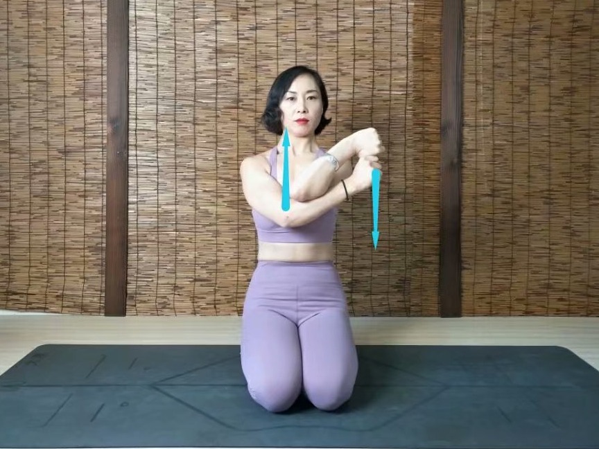瑜伽7个体式助你更易开肩,瑜伽牛面坐辅助手法