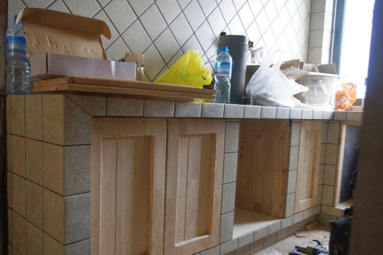 厨房地柜瓷砖好还是板材好,厨房做橱柜好吗