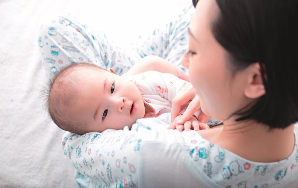 宝宝总是想喝奶但是喝了又吐,宝宝频繁想吃奶是怎么回事