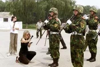 致敬最可爱的人一幅画,致敬最可爱的人卡通图片