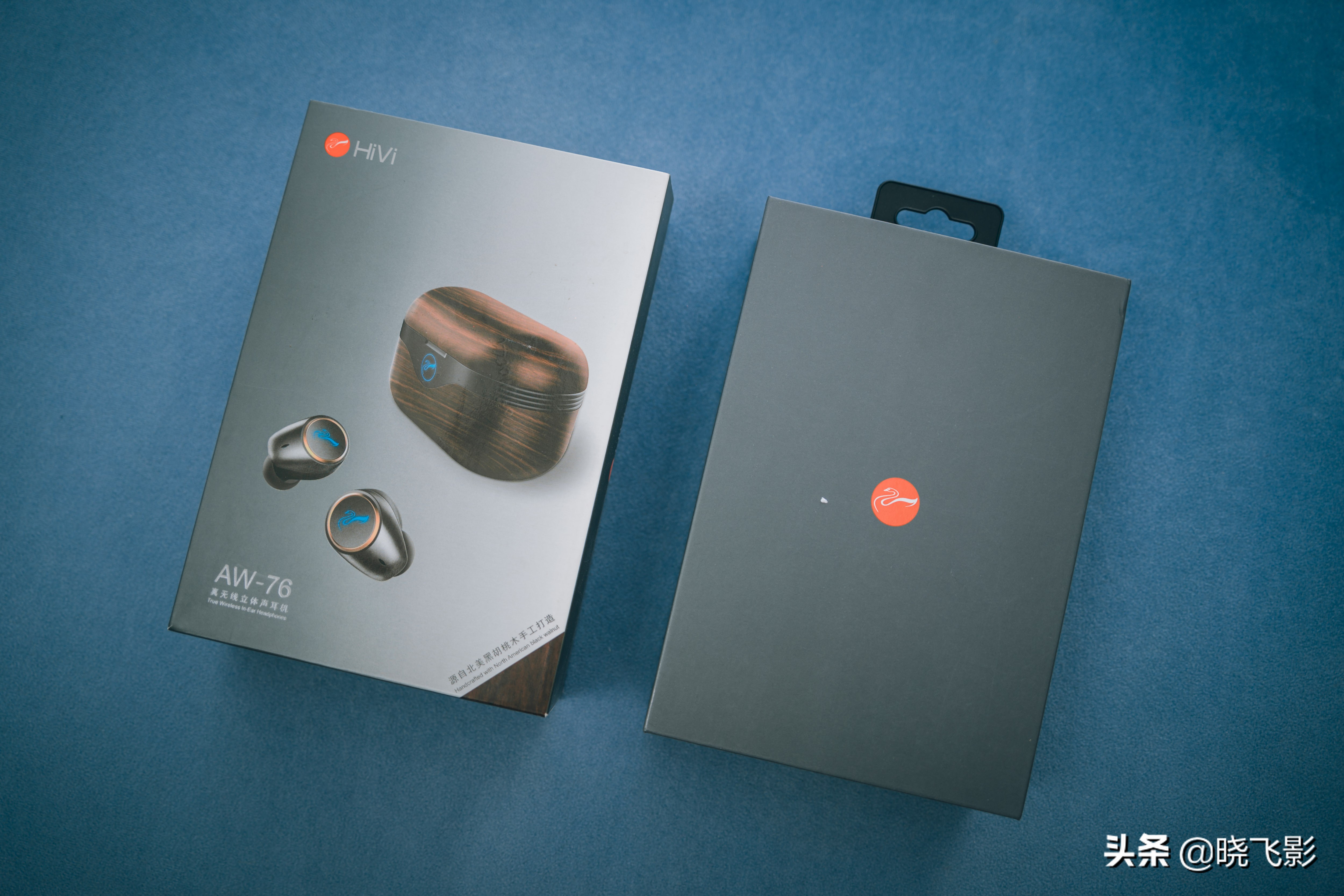 一个耳机盒有两种耳机,一个耳机盒