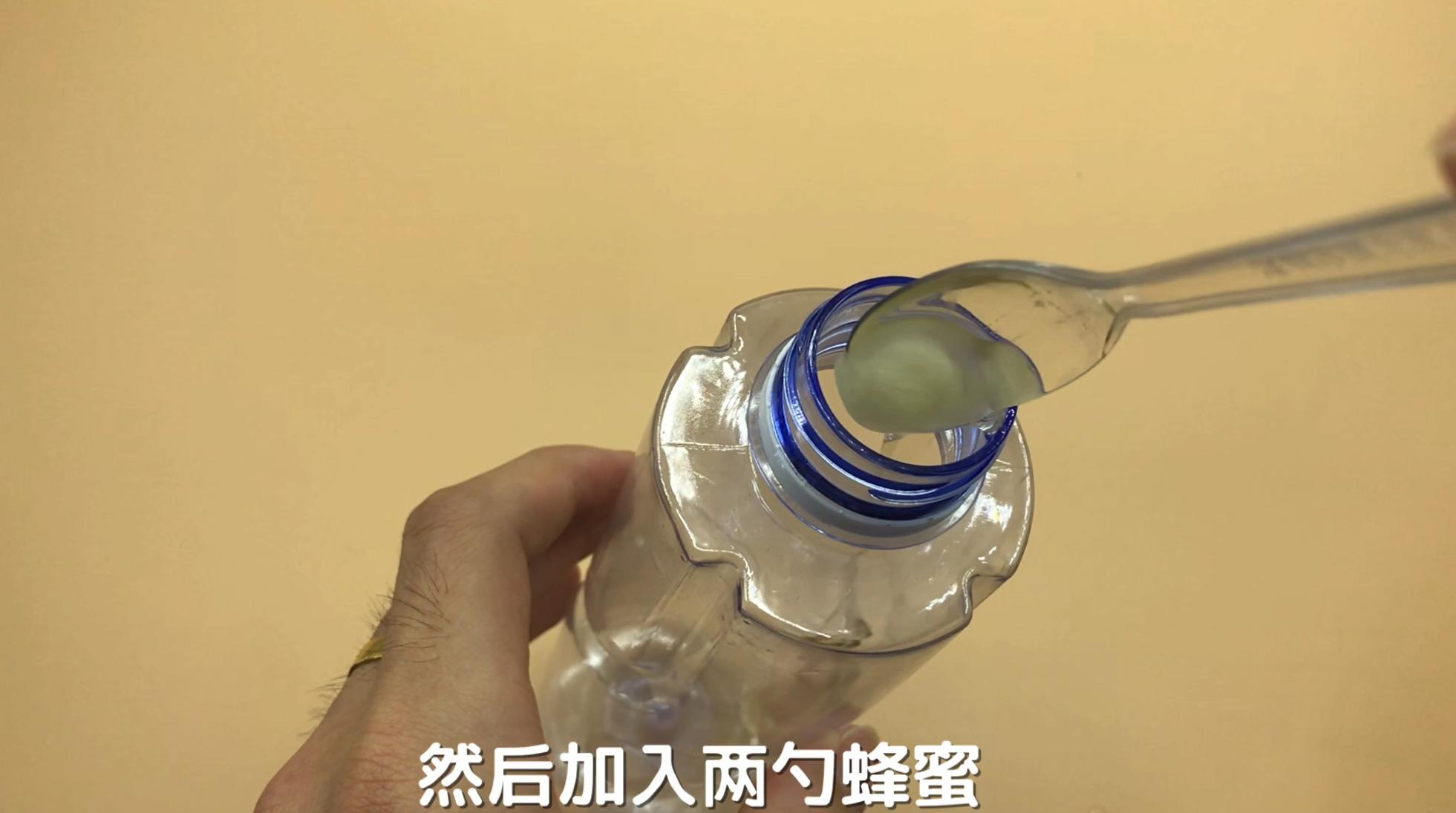 判断真假蜂蜜加水一晃便知,只需一滴油轻松辨别白酒真假