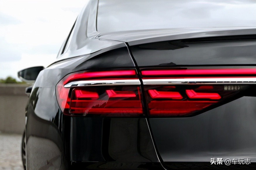 奥迪s82021款60tfsi尊贵版,2022款全新奥迪s83.0t