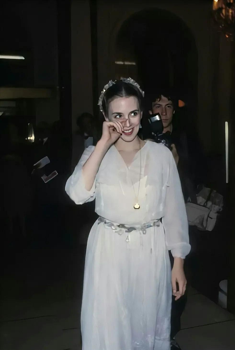 娶了巩俐的雅尔，曾有个漂亮的未婚妻，对方正是法国女神阿佳妮