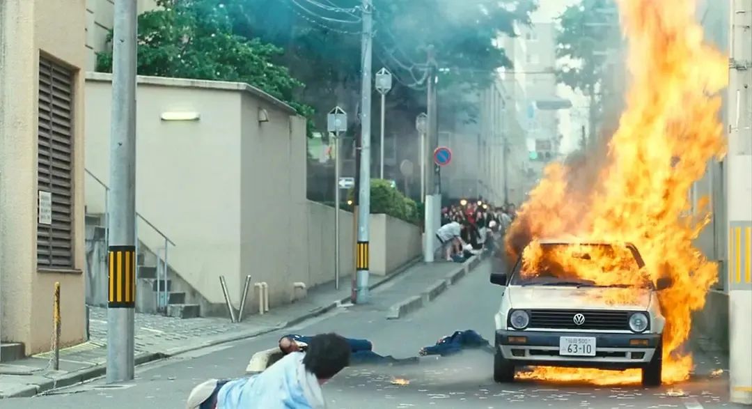 成年人之间的感情参杂着,各自忙乱互相牵挂下一句是什么