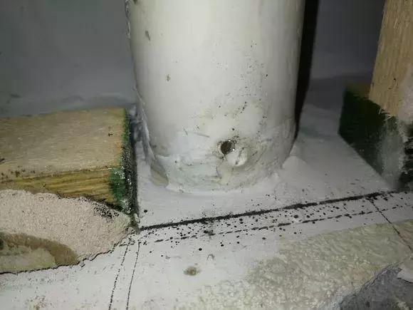 阳台水管被打孔破了怎么补,阳台装了铝扣板后漏水