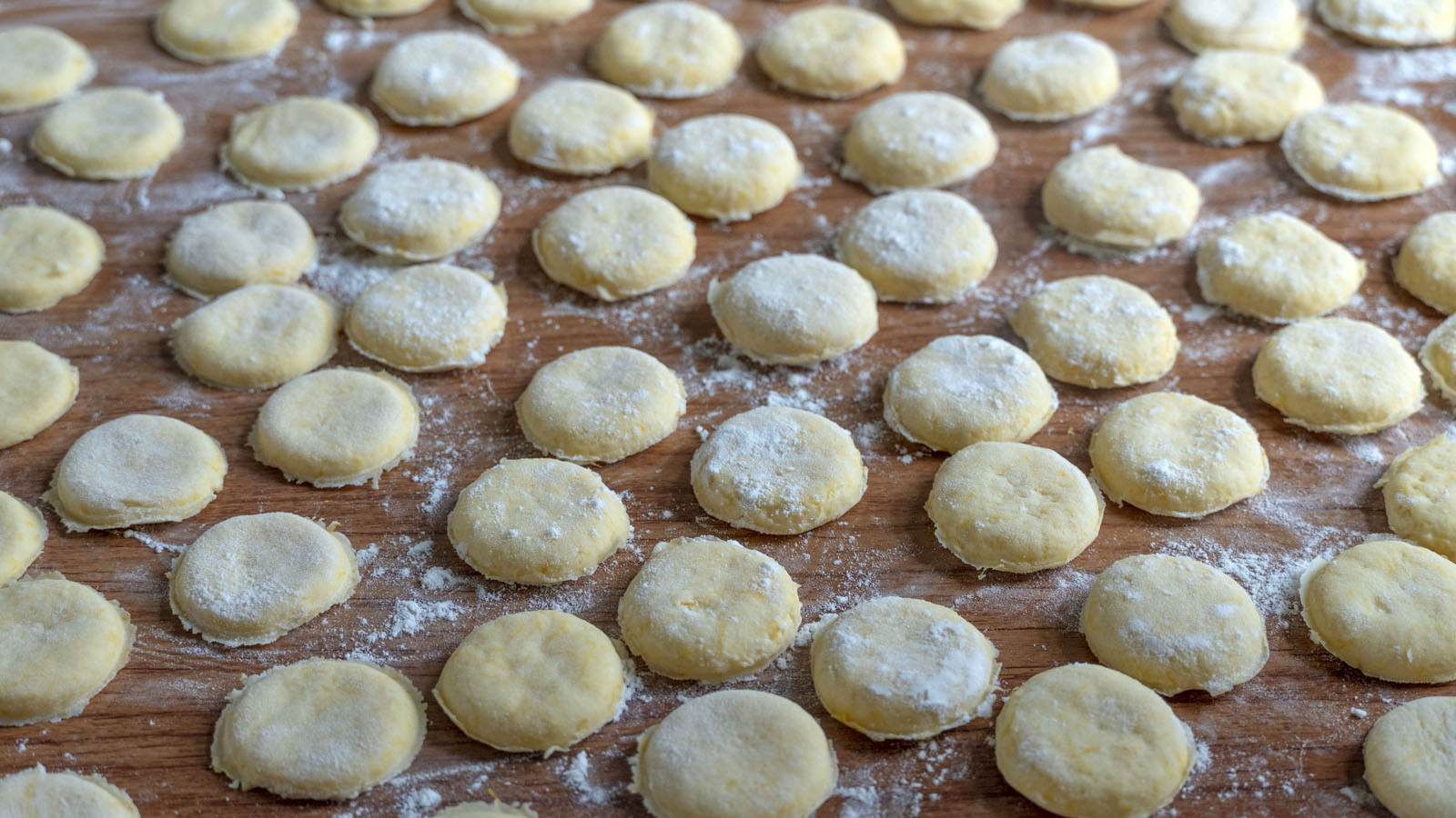 软糯香甜的南瓜饼超简单,好吃的南瓜饼老人孩子都抢着吃