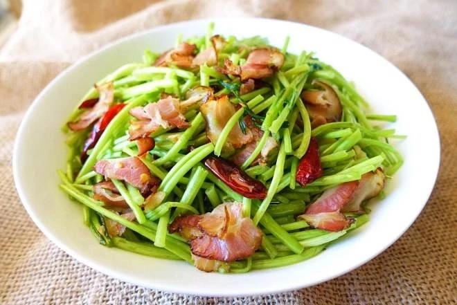 鄱阳湖腊肉炒藜蒿,炒腊肉的野菜大全