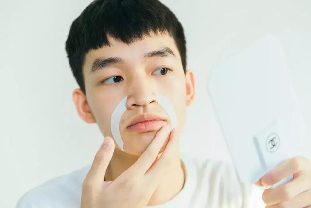 硬刚女皇龙妈也扛不住法令纹,2条沟壑让人心疼,贴一贴就消了