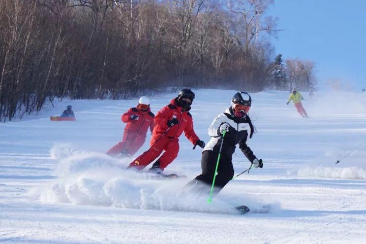 滑雪如何避免膝盖扭伤,滑雪过程中脚踝扭伤应怎么办