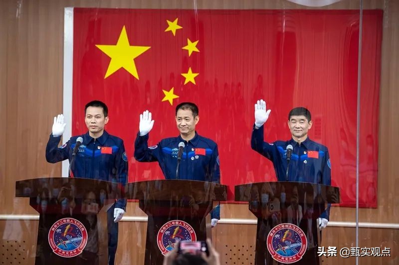 神舟十二号航天员测试宇航服,神舟十二号航天员的航天服