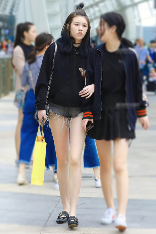 穿牛仔裤怎么显腿长用一根皮筋,用皮筋把长腿裤变短