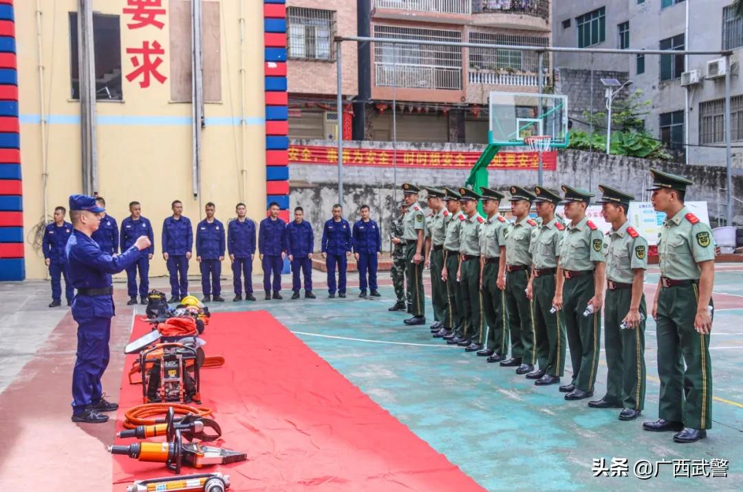 橄榄绿+火焰蓝?嗯,是相得益彰的感觉!