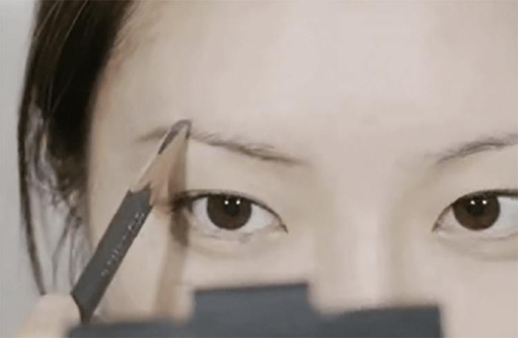 韩式一字眉毛的画法,韩式一字眉适合脸型