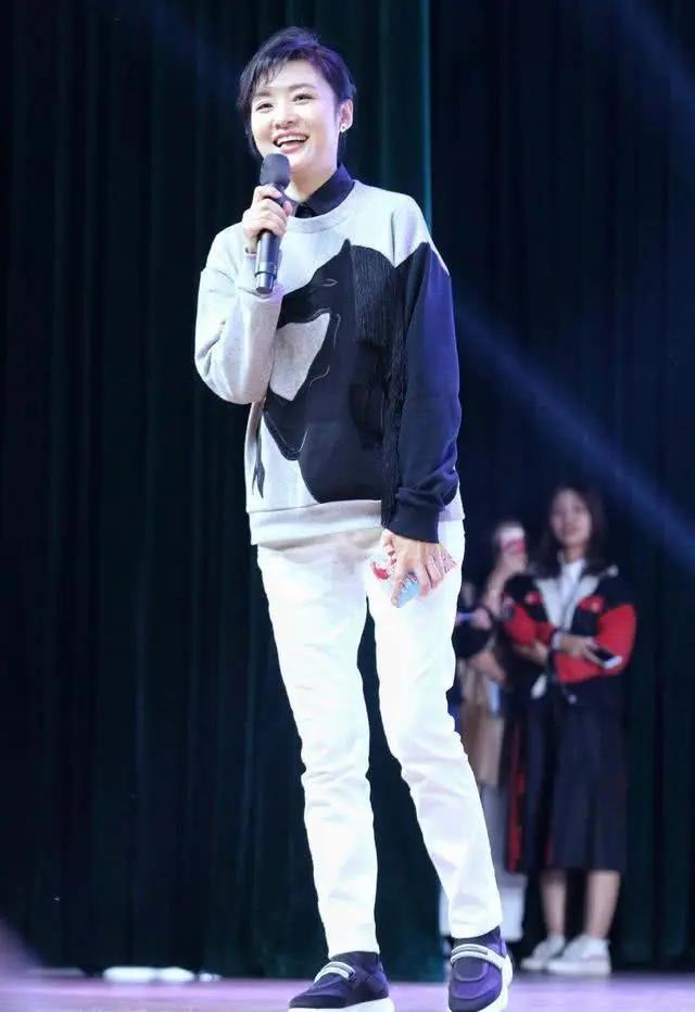 真正见过大世面的人这样穿阔腿裤,今年流行的小脚裤怎么搭配