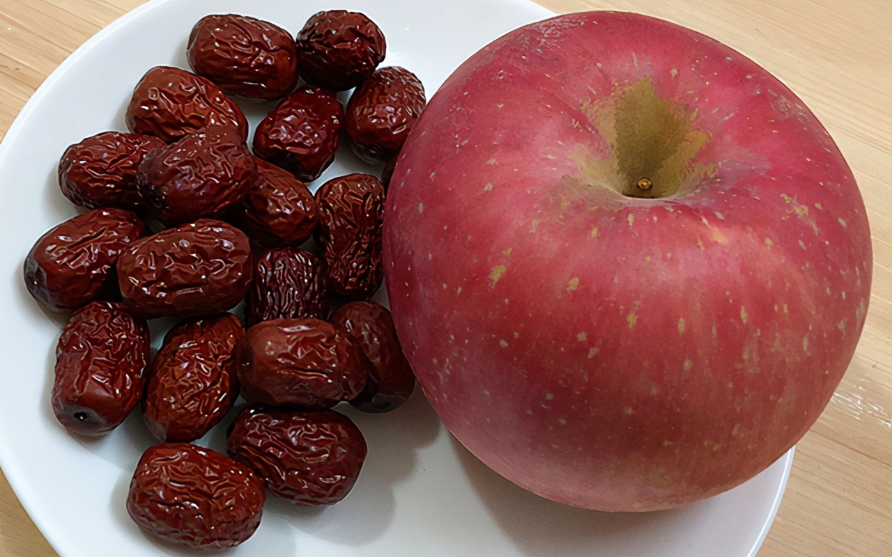 苹果直接煮着吃,苹果直接全冻吃可以吗