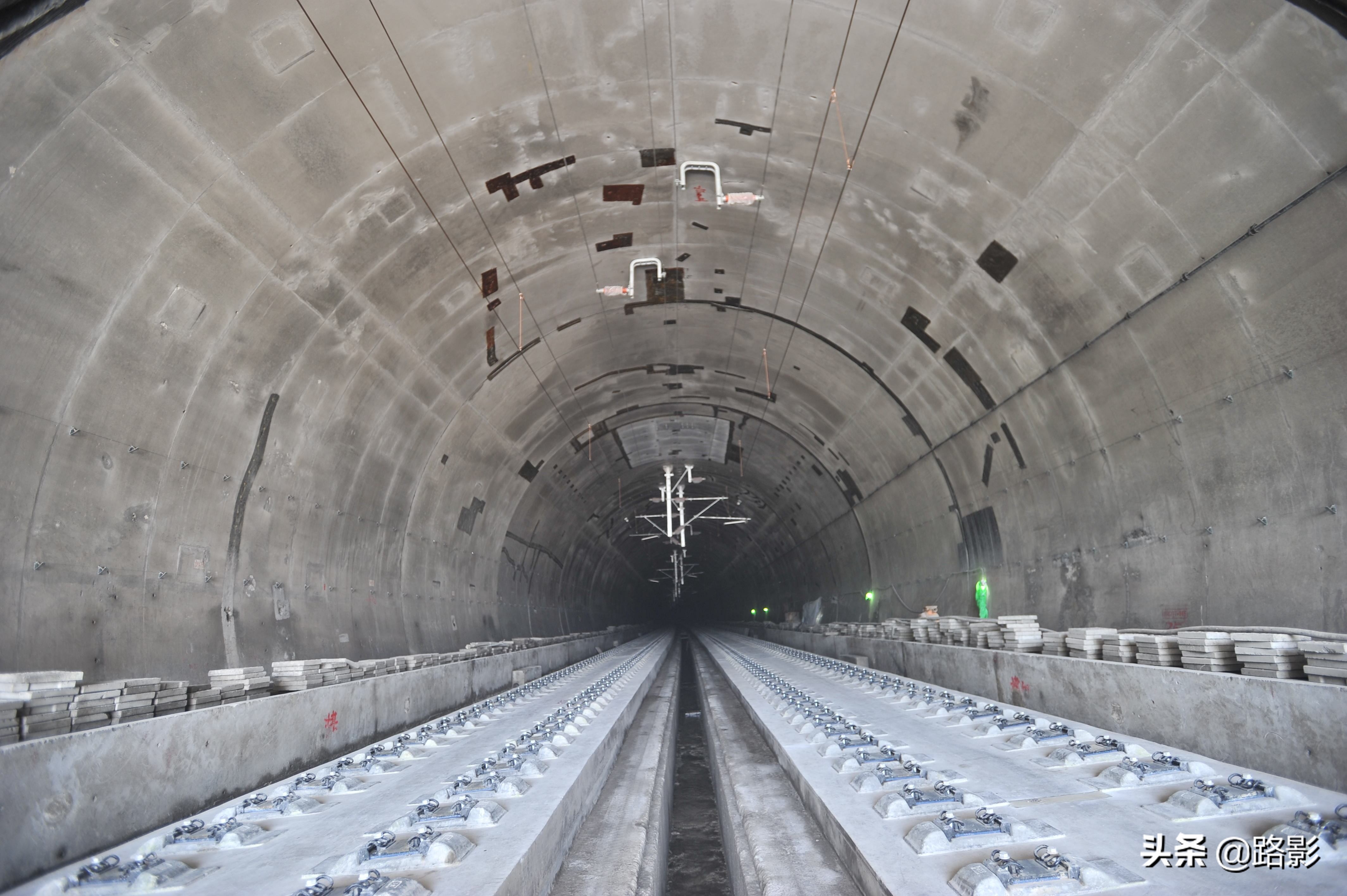 中国高铁隧道,溶洞铁路隧道