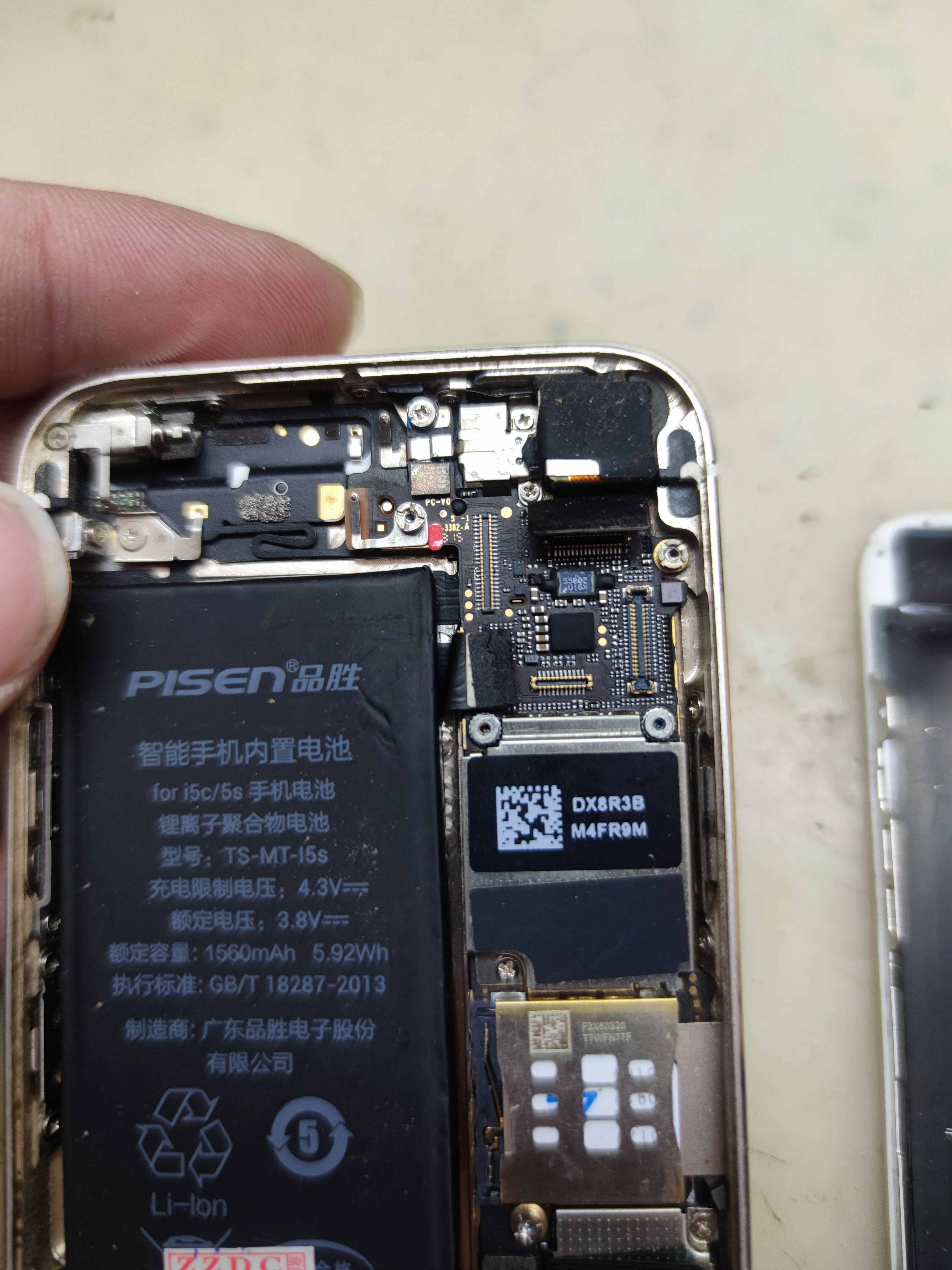 苹果5se开机花屏维修,苹果5s开机键坏开不了机